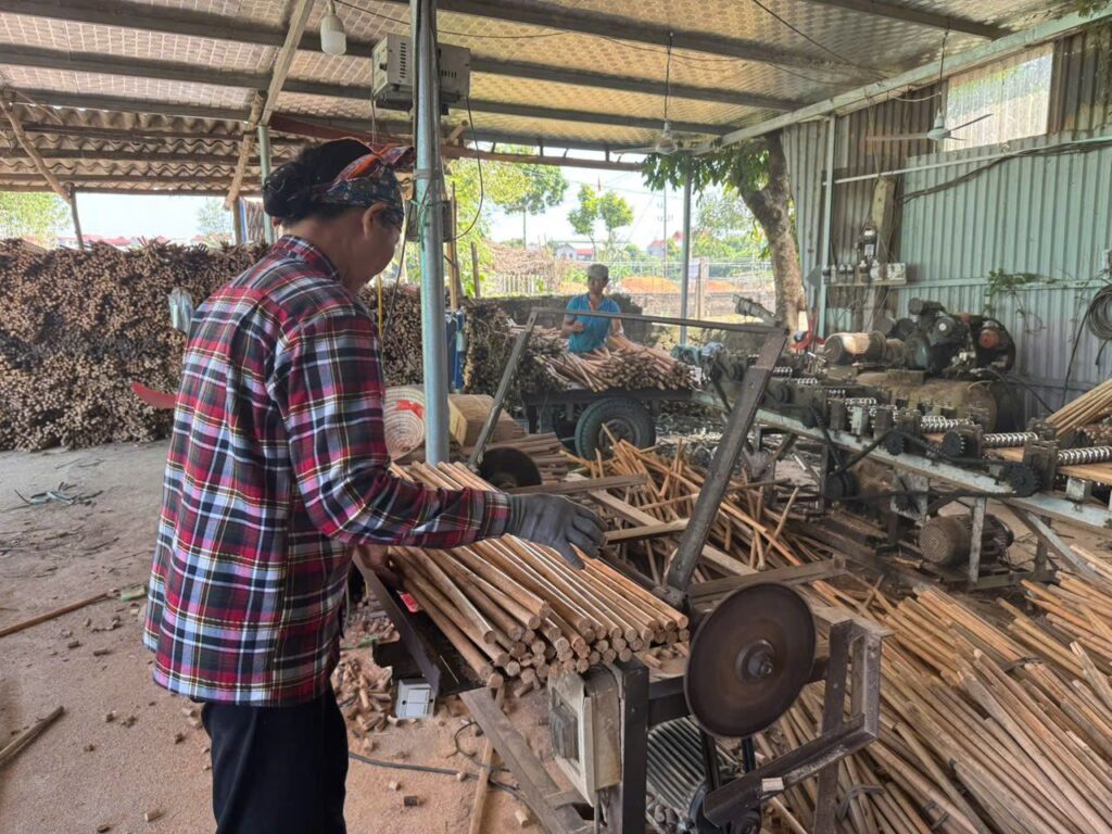 vietnam factory-wooden-broom-handles